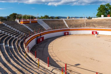 Mallorca, İspanya - 10 Mayıs 2019: Mayorka 'daki Alcudia Eski Kasabası yakınlarındaki eski boğa güreş arenası