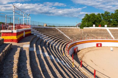 Mallorca, İspanya - 10 Mayıs 2019: Mayorka 'daki Alcudia Eski Kasabası yakınlarındaki eski boğa güreş arenası