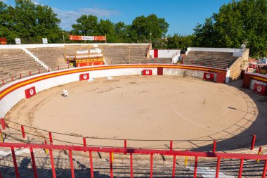 Mallorca, İspanya - 10 Mayıs 2019: Mayorka 'daki Alcudia Eski Kasabası yakınlarındaki eski boğa güreş arenası