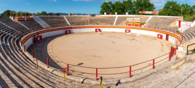 Mallorca, İspanya - 10 Mayıs 2019: Mayorka 'daki Alcudia Eski Kasabası yakınlarındaki eski boğa güreş arenası