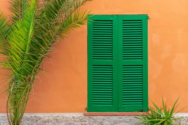 Hiszpański dom z zielonymi okiennicami na pięknej wyspie Majorka. Balearyczna architektura. Hiszpania — Zdjęcie stockowe