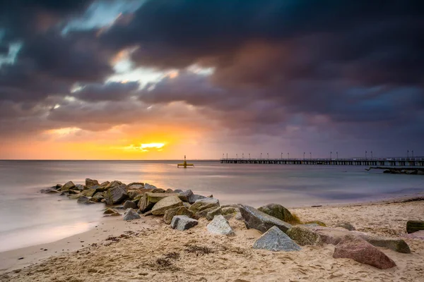 Playa del mar Báltico durante el amanecer en Gdynia. Mar Báltico. Polonia —  Fotos de Stock