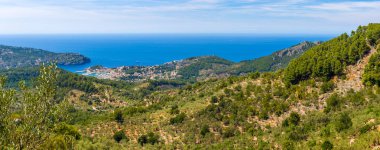 Port de Soller 'in güzel körfezi, popüler bir turizm beldesi. Baleares, İspanya