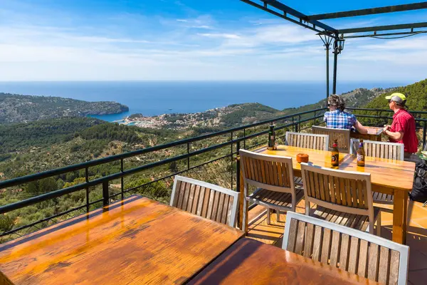 西班牙马略卡岛：2019年5月7日：位于马略卡岛西海岸、俯瞰索勒港湾的餐馆餐桌。 西班牙 — 图库照片