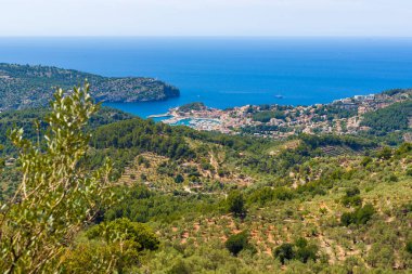 Port de Soller 'in güzel körfezi, popüler bir turizm beldesi. Baleares, İspanya
