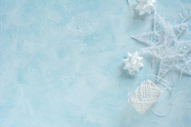Mavi renkli arka planda Noel dekoratif kompozisyonu. Düz yat, boşluğu kopyala.