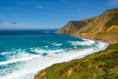 Big Sur bölgesindeki Pasifik kıyısı ve okyanusu. Kaliforniya manzarası, Birleşik Devletler
