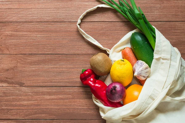 Fruits et légumes dans un sac écologique en coton. Pas de concept de déchets — Photo