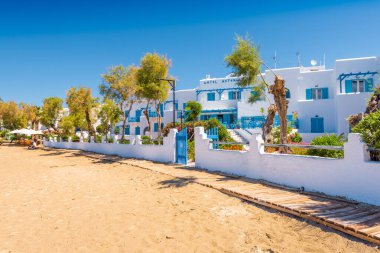 Naxos, Yunanistan - 22 Mayıs 2017: Naxos Adası, Cyclades 'teki Naxos (Chora) kasabasında güzel beyaz boyalı Yunan mimarisi,