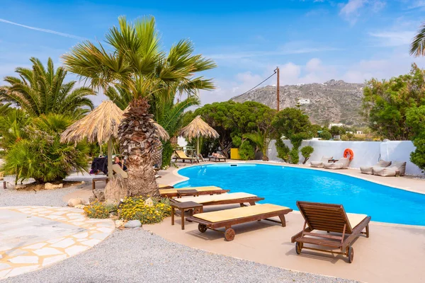 Νάξος, Ελλάδα - 21 Μαΐου 2017: Μοντέρνα πισίνα με ξαπλώστρες στο θέρετρο Μέδουσα στην παραλία της Πλάκας. Νήσος Νάξος. — Φωτογραφία Αρχείου
