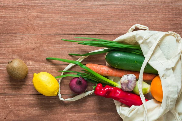 Fruits et légumes dans un sac écologique en coton. Pas de concept de déchets — Photo