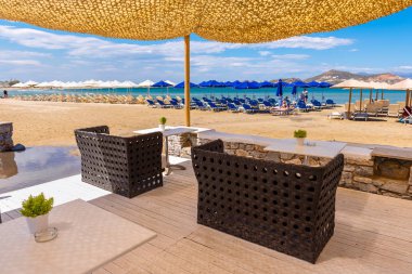 Naxos, Yunanistan - 22 Mayıs 2017: Yunanistan 'ın Naxos adasında çok popüler bir tatil beldesi olan Agios Georgios plajındaki kafe.