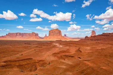 Anıt Vadisi 'nin ünlü kırmızı kayaları. Navajo Kabile Parkı manzarası, Utah / Arizona, Usa