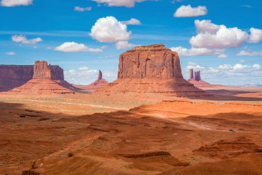 Anıt Vadisi 'nin ünlü kırmızı kayaları. Navajo Kabile Parkı manzarası, Utah / Arizona, Usa