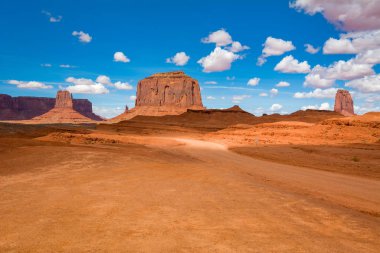 Anıt Vadisi 'nin ünlü kırmızı kayaları. Navajo Kabile Parkı manzarası, Utah / Arizona, Usa