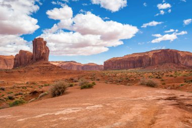 Anıt Vadisi 'nin kırmızı kayaları. Navajo Kabile Parkı manzarası, Utah / Arizona, ABD