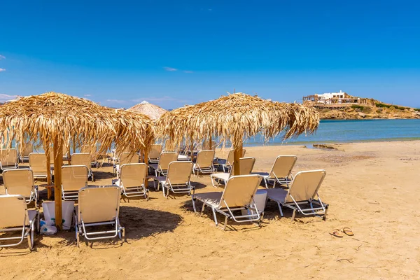 Agios Georgios plajında şemsiyeli güneşlikler, Yunanistan 'ın Naxos adasında çok popüler bir tatil beldesi.