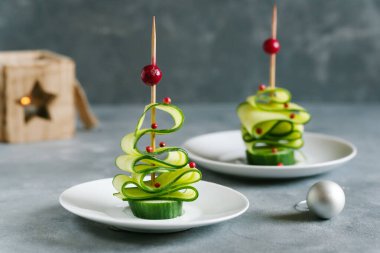 Salatalık Noel ağacı, çocuklar için komik yemekler. Noel yemekleri arka planı.