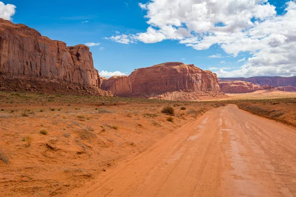 Camino y rocas rojas en Monument Valley. Parque Tribal Navajo paisaje, Utah / Arizona, Estados Unidos — Foto de Stock