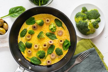 Brokoli, ıspanak ve tavada zeytinli omlet. Frittata - yeşil sebzeli İtalyan omleti.