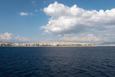 Denizden görünen beyaz evleri olan Atina şehri. Yunan kıyıları, Avrupa