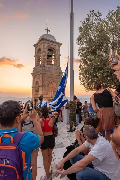 Atina, Yunanistan - 13 Eylül 2018: Atina 'daki Lycabettus Tepesi' nde gün batımında Yunan bayrağının indirilmesiyle ilgili askeri tören — Stok fotoğraf