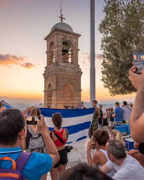 Atina, Yunanistan - 13 Eylül 2018: Atina 'daki Lycabettus Tepesi' nde gün batımında Yunan bayrağının indirilmesiyle ilgili askeri tören — Stok fotoğraf