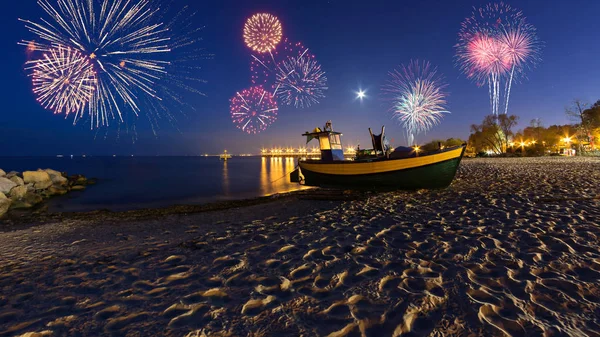 Gdynia plajında Baltık Denizi üzerinde yeni yılınız kutlu olsun. Polonya, Avrupa