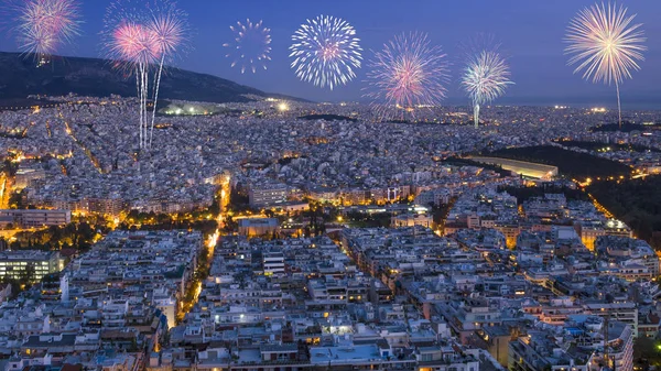 Atina şehrinin siluetinde yeni yılınız kutlu olsun. Yunanistan, Avrupa