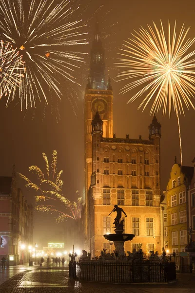 Gelukkig nieuwjaarsvuurwerk boven de oude binnenstad van Gdansk. Polen, Europa — Stockfoto