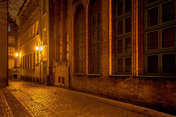 Ulica Dziana w nocy na Starym Mieście Gdańska. Polska, Europa — Zdjęcie stockowe