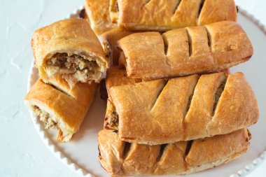 Paszteciki adında Polonya hamur işleri, mantar ve lahana ile doldurulmuş çoğunlukla kırmızı borscht ile servis edilir.