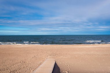 Beyaz kum ve güzel plaj. Baltık Denizi. Polonya