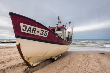 Jaroslawiec, Polonya - 31 Ekim 2016: Baltık Denizi sahilinde balıkçı teknesi. Jaroslawiec, Polonya