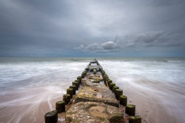 Bulutlu ve yağmurlu bir günde Baltık Denizi. Polonya, Avrupa
