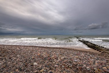 Yağmurlu bir günde Baltık Denizi 'nde çakıllı bir plaj. Wicie, Polonya