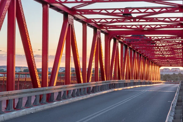 Ponte ferroviária velha na rua Uczniowska em Gdansk Letnica. Polónia — Fotografia de Stock