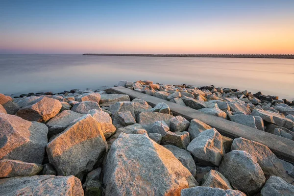 Rompeolas pedregosas en el Mar Báltico por la mañana, Gdansk, Polonia — Foto de Stock