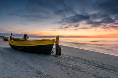 Baltık Denizi, Polonya 'daki Debki köyündeki kumlu sahilde balıkçı teknesi..