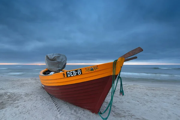 Пляж Дебки, Польша - 15 июня 2016 г. Рыбацкая лодка на песчаном пляже в деревне Дебки, Балтийское море, Польша . — стоковое фото