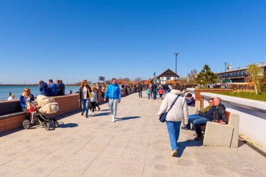 Hel, Polonya - 1 Mayıs 2017: Baltık Denizi manzaralı Hel kentinde deniz kenarında gezinti