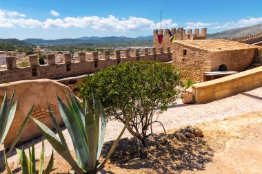 Mallorca, İspanya - 10 Mayıs 2019: 14. yüzyıldan kalma Capdepera Kalesi, Mayorka 'nın doğu kıyısında yer almaktadır.