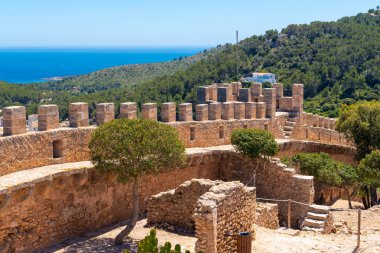 Mallorca, İspanya - 10 Mayıs 2019: 14. yüzyıldan kalma Capdepera Kalesi, Mayorka 'nın doğu kıyısında yer almaktadır.