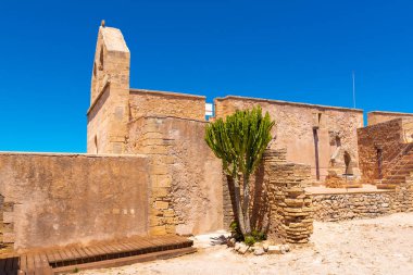 Mallorca, İspanya - 10 Mayıs 2019: 14. yüzyıldan kalma Capdepera Kalesi, Mayorka 'nın doğu kıyısında yer almaktadır.