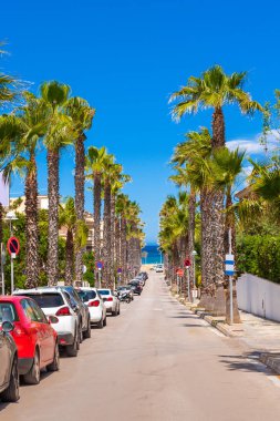 Can Picafort, Mayorka - 10 Mayıs 2019: Can Picafort 'ta denize açılan palmiye ağaçları olan güzel bir cadde. Baleares, İspanya
