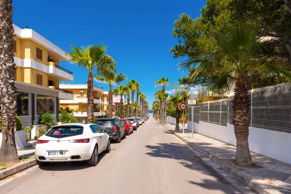 Can Picafort, Majorka - 10 maja 2019: Piękna ulica z palmami prowadząca do morza w Can Picafort. Baleary, Hiszpania — Zdjęcie stockowe