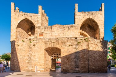 Mallorca, İspanya - 10 Mayıs 2019: Alcudia Eski Kasabası, Balear Adaları 'ndaki Porta des Moll kapısı
