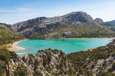 Gorg Blau, İspanya 'nın Mallorca kentinin dağlık kesimindeki vadilerde bulunan yapay bir göl.
