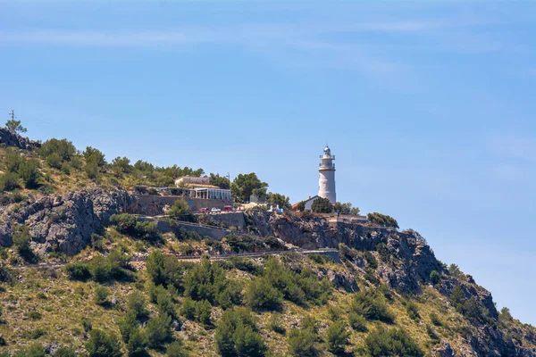 Vuurtoren op de heuvel bij Port de Soller op Majorca. Spanje — Stockfoto
