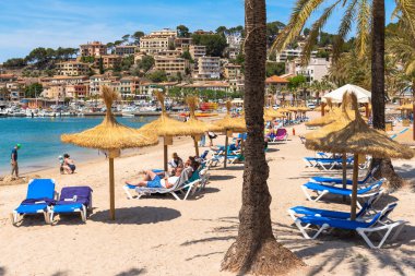 Mallorca, İspanya - 7 Mayıs 2019: Port de Soller, Mayorka sahil beldesi, popüler bir turizm beldesi. Baleares, İspanya